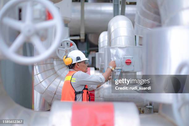 problem solving and decision making - planta petroquímica imagens e fotografias de stock