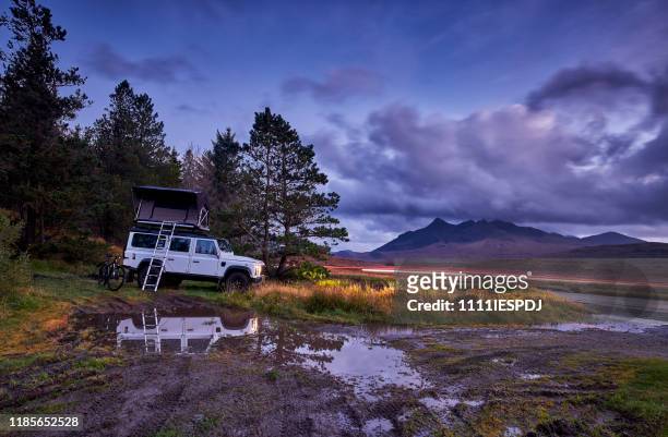 4x4 with roof tent is wild camping. - land rover stock pictures, royalty-free photos & images