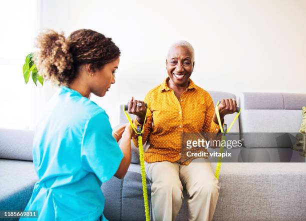 visita a casa - enfermera y su paciente - assisted living fotografías e imágenes de stock