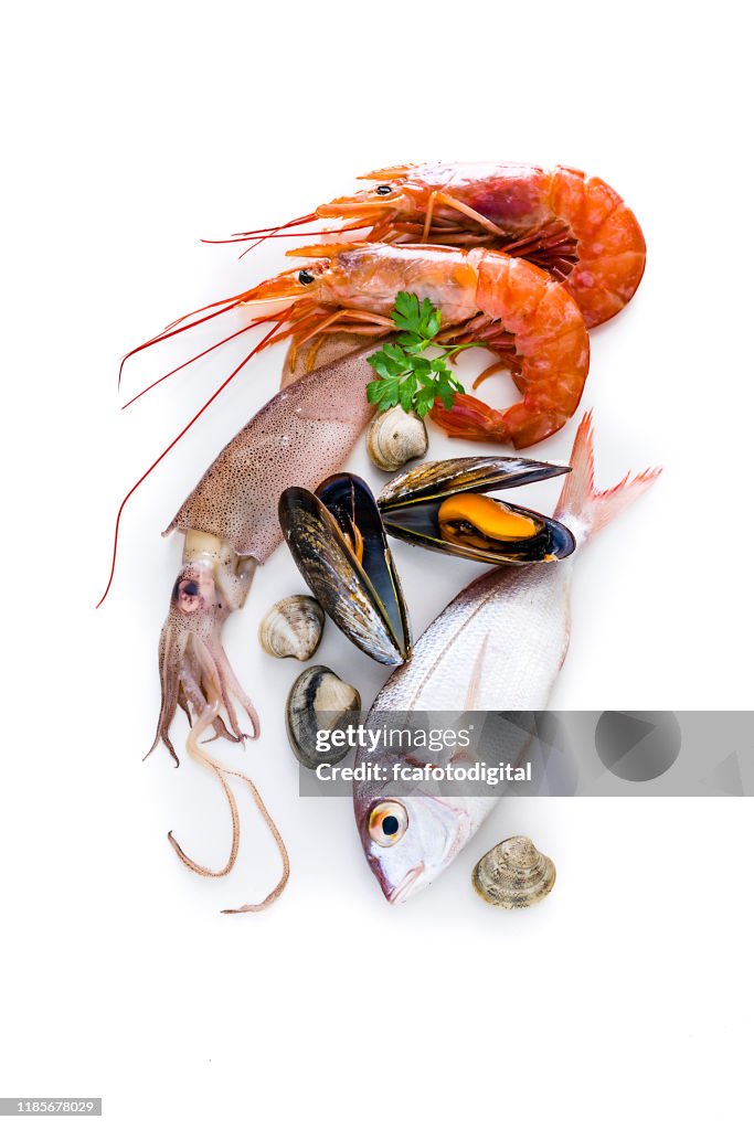 Groep van rauwe zeevruchten geïsoleerd op witte achtergrond