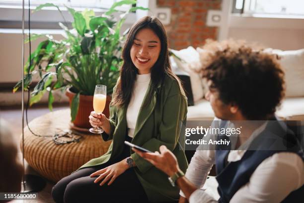 amici che bevono cocktail e ballano - mimosa foto e immagini stock