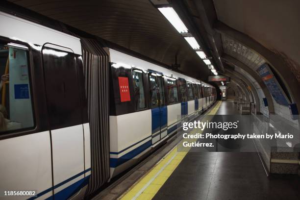 subway train at station - u bahnzug stock-fotos und bilder