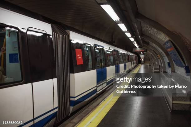 subway train at station - subway train foto e immagini stock