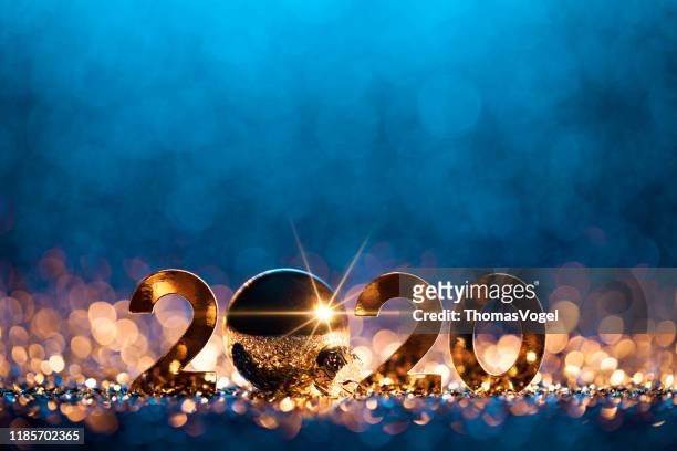 nieuwjaar kerst decoratie 2020-goud blauw feest viering - new year 2020 stockfoto's en -beelden
