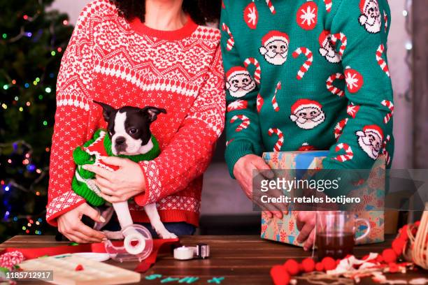 adult couple preparing the christmas presents - jersey de cuello alto fotografías e imágenes de stock