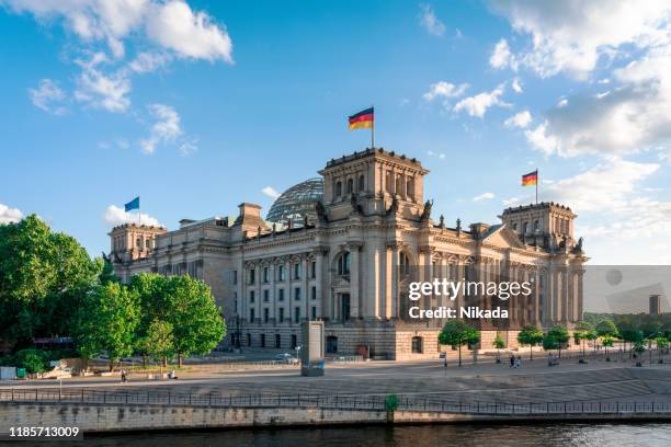 reichstag und regierungsbezirk in berlin, deutschland - parlamentsgebäude regierungsgebäude stock-fotos und bilder