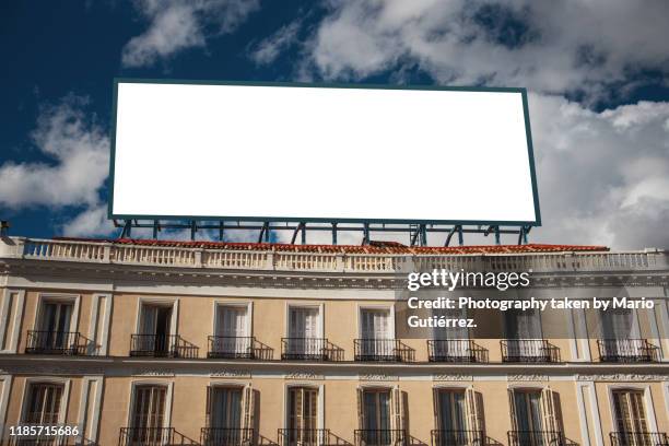 blank billboard on top of building - big city fotografías e imágenes de stock