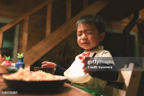 asiatische kleine junge hasst essen - choking food stock-fotos und bilder