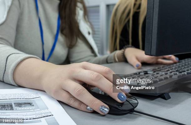 young woman working in a laptop - ordenador stock-fotos und bilder