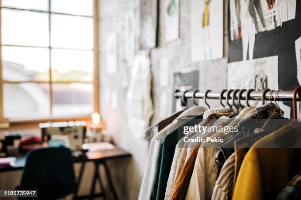 vestiti appesi nella boutique moderna - fashion stylist foto e immagini stock