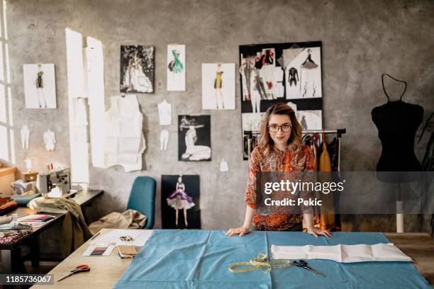 ihre designs werden ihnen den kopf sprengen - modestylistin stock-fotos und bilder