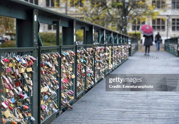 padlocks on a wooden pedestrian bridge ,zurich. - limmat stock-fotos und bilder