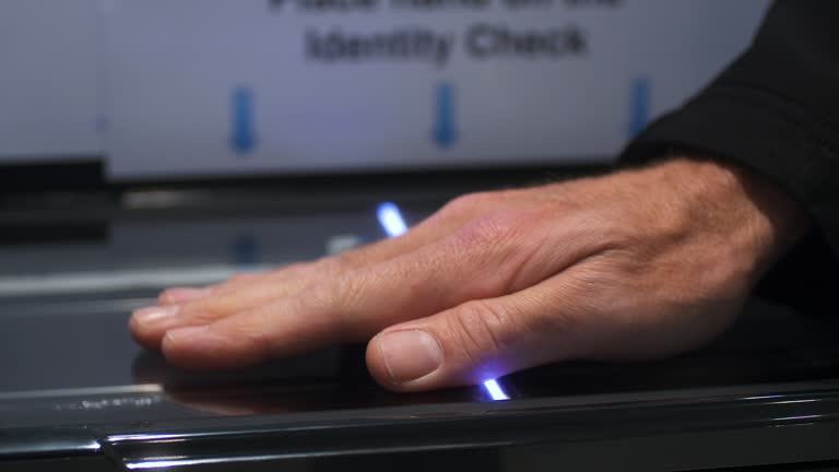 Hand Scanner Monitor Male hand placed on hand scanner. Security check. 동영상 (1185754803) - 게티 ...