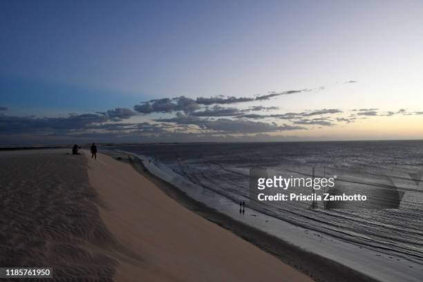 view from duna do pôr do sol (sunset dune) with people walking. jericoacoara, ceará, brazil - pôr do sol fotografías e imágenes de stock