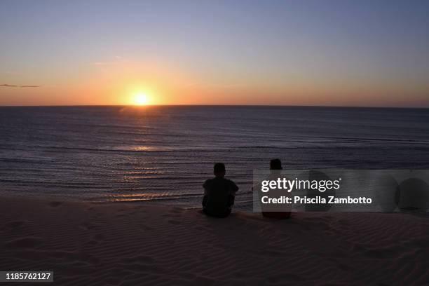 duna do pôr do sol (sunset dune). jericoacoara, ceará, brazil - pôr do sol stock pictures, royalty-free photos & images