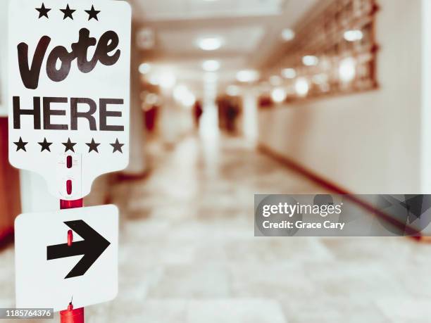 "vote here" directional sign at polling place - david cameron campaigns on final day of election stockfoto's en -beelden