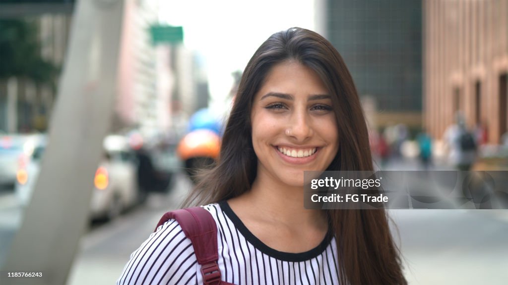 Retrato de una adolescente en una avenida