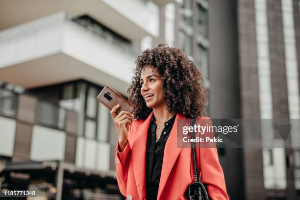 gesproken berichten onderweg verzenden - speech recognition stockfoto's en -beelden