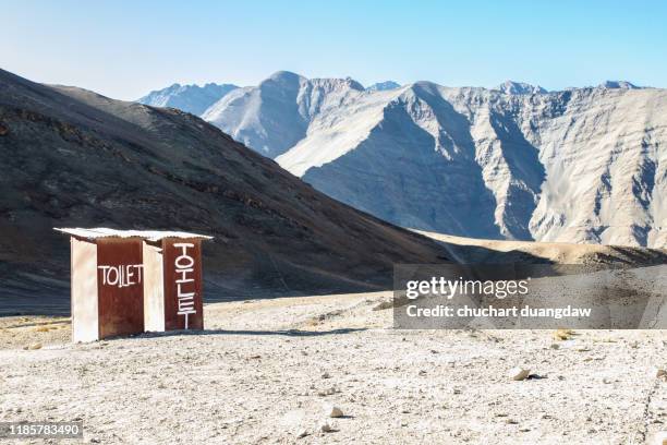 toilet on the way in the valley with beautiful mountain in background, leh ladakh, northern part of india - magnetic hill ladakh photos et images de collection