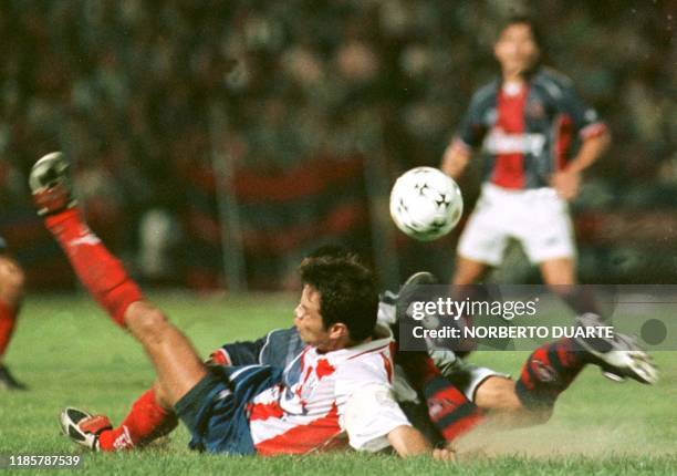 El jugador de Estudiantes de Merida, Roberto Moran pelea el balon con un footbolista de Cerro Porteno Osvaldo Peralta , el 12 de Mayo de 1999 en...