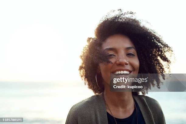 het leven is aan jou om te wonen - african american smiling stockfoto's en -beelden