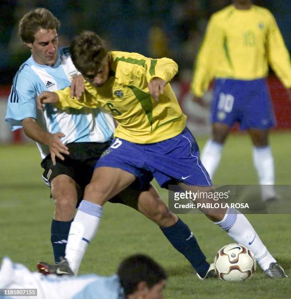 Jean Carlos from Brazil is coverd by Pablo Zabaleta of Argentina, 23 January 2003, during a game for the XXI South American Sub 20 Championship in...