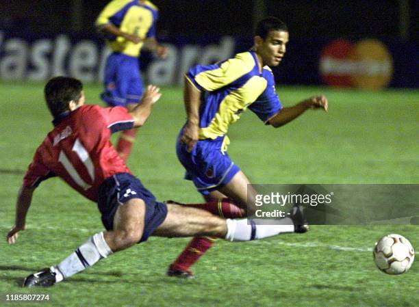 Mark Gonzales of Colombia battles for the ball with Chilean player Eduardo Rubio, 10 January 2003, at the Campus de Colonia Stadium, 177km west of...