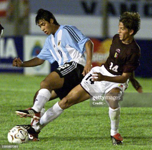 Argentinian Leonardo Pasculichi battles for the ball with Vicente Suanno of Venezuelas team, 10 January 2003, at the Campus de Colonia Stadium, 177km...