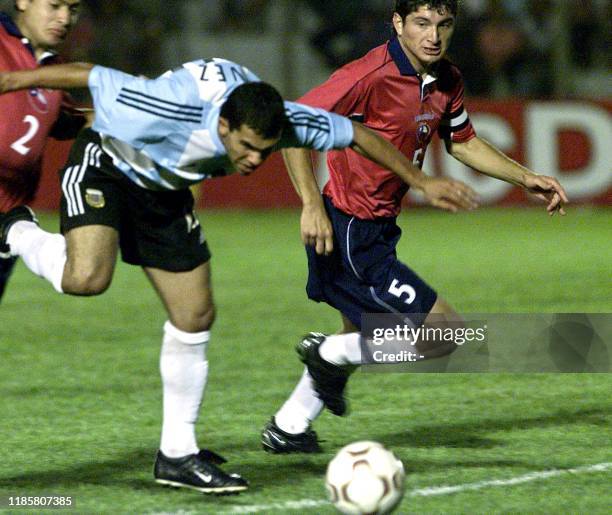 Carlos Alberto Tevez of the Argentinian team, tries to keep the ball from Chilean player Miguel Aceval, 08 January 2003, at the Campus Colonia...