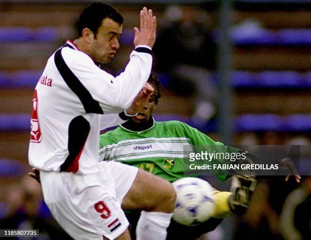 Damion Williams , from Jamaica, fights for the ball with Reda Abou El Naga, of Egypt, during a Group A game, 17 June 2001, at the Velez Sarfield...
