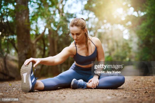 el estiramiento es lo más importante que se puede hacer antes de un entrenamiento - most beautiful legs fotografías e imágenes de stock