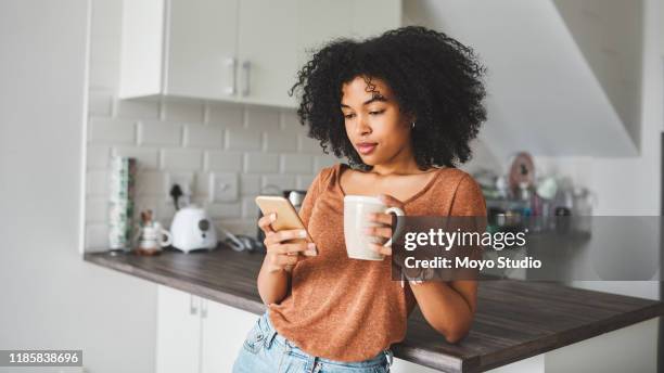 wanneer de wifi goed de dag gaat om goed te zijn - woman drinking phone kitchen stockfoto's en -beelden