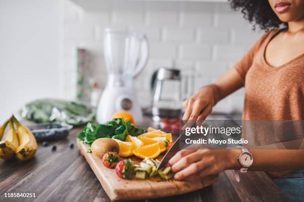 le petit déjeuner sera quelque chose de fruité aujourd'hui - régime faible en glucides photos et images de collection