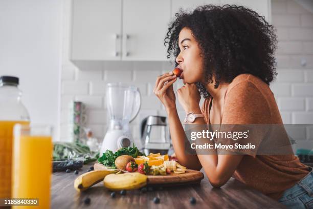 je bent wat je eet - breakfast woman stockfoto's en -beelden