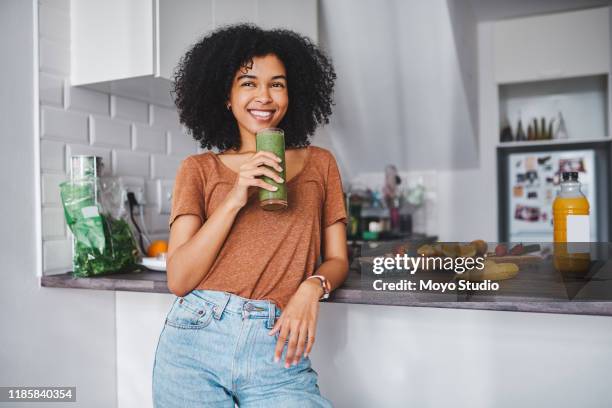dal basso verso l'alto! - frullato alla frutta foto e immagini stock