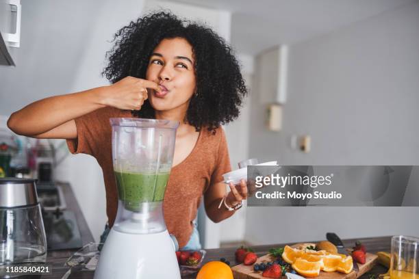 緑の食べ物は体を良くする - 女性　料理 ストックフォトと画像