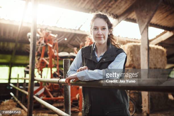 landwirtschaft ist für mich die karriere - bäuerin stock-fotos und bilder