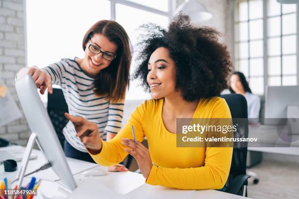 afro-managerin diskutiert über geschäft im kreativbüro - member meeting stock-fotos und bilder