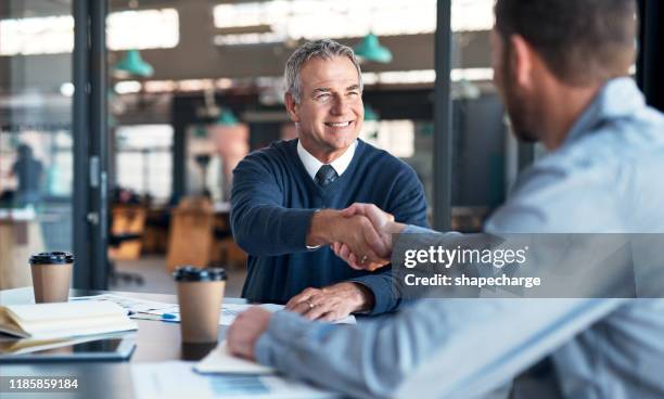 ik ben blij dat we het allebei eens zijn over deze - start ups im büro stockfoto's en -beelden