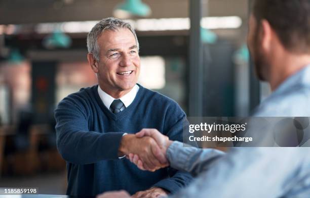 i'm glad we could finally meet - handshake imagens e fotografias de stock