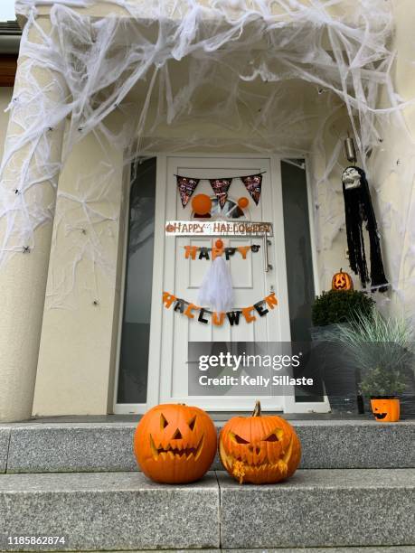 halloween decorations on front porch - varanda da frente imagens e fotografias de stock