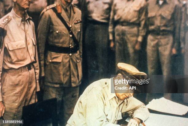 Le général Douglas MacArthur lors de la signature du traité de capitulation du Japon, le 2septembre 1945, à bord de l'USS Missouri, dans la baie de...
