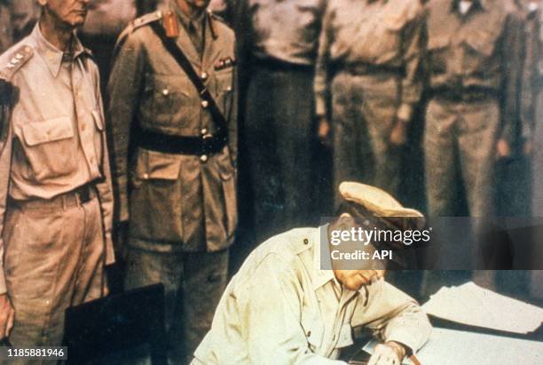 Le général Douglas MacArthur lors de la signature du traité de capitulation du Japon, le 2septembre 1945, à bord de l'USS Missouri, dans la baie de...