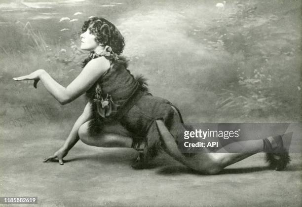 Colette mimant le Petit Faune dans 'Le Desir, La Chimere et l'Amour', au théâtre des Mathurins, en 1906, à Paris, France.