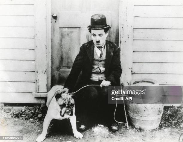 Le réalisateur britannique Charlie Chaplin sur le tournage du film 'Charlot boxeur', en 1915.