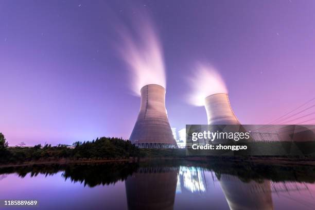 powerplant moderno que produce calor - nuclear energy fotografías e imágenes de stock