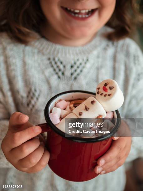 hot chocolate and marshmallow snowman - marshmallow stockfoto's en -beelden