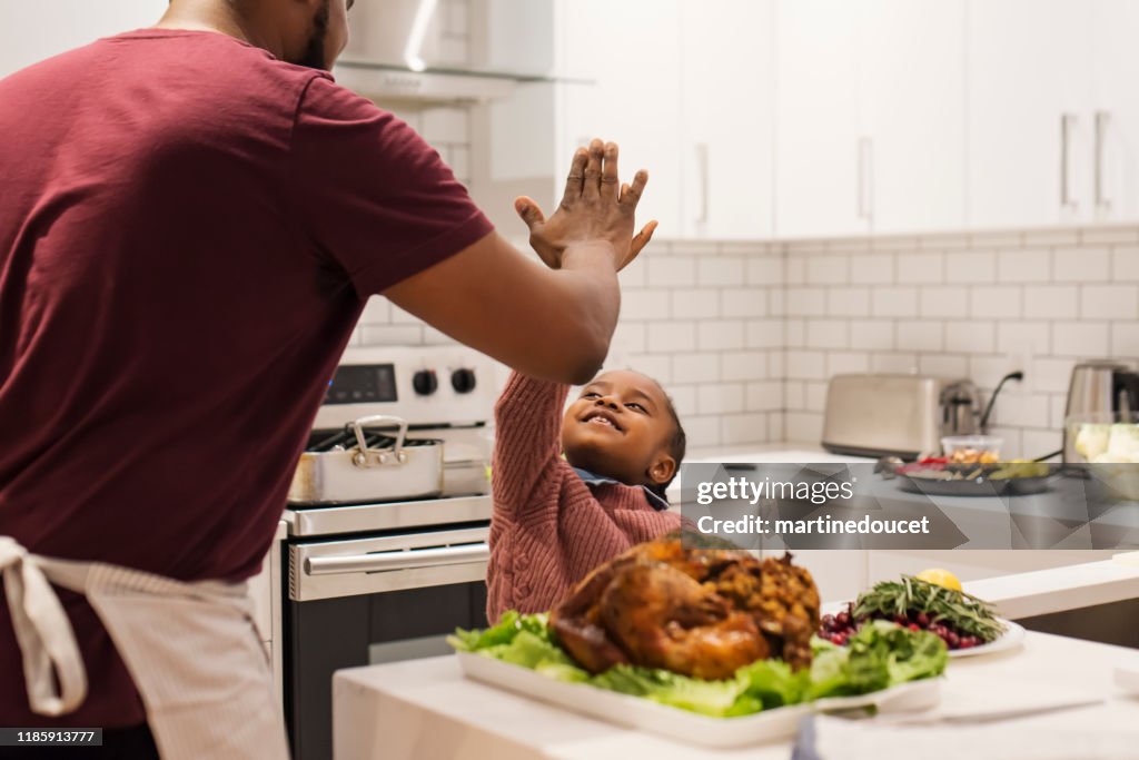 Vater und kleine Tochter bereiten Thanksgiving Abendessen.