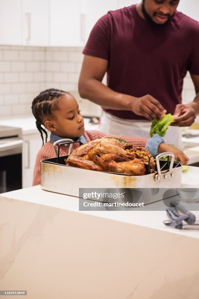 Père et jeune descendant préparant le dîner de Thanksgiving.