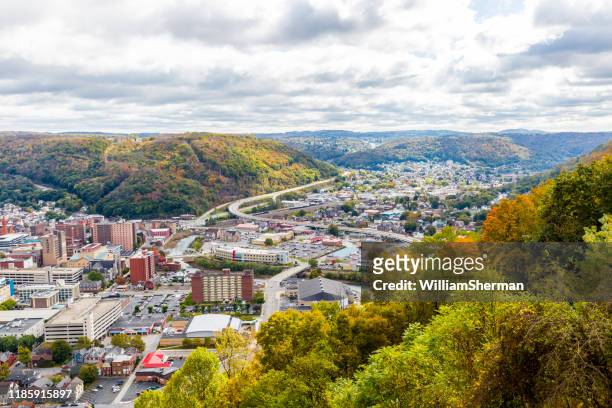 la ciudad de johnstown pennsylvania desde el punto más alto - pennsylvania fotografías e imágenes de stock